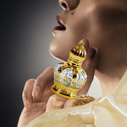 Aceite perfumado en roll-on con fragancia floral de larga duración.